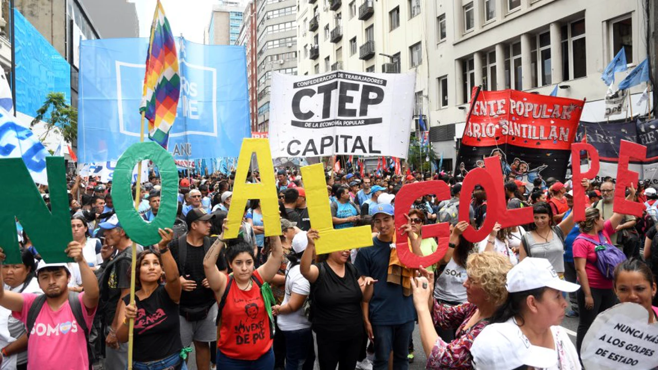 Organizaciones sociales y de izquierda marcharon al Obelisco contra el "golpe de Estado" en Bolivia