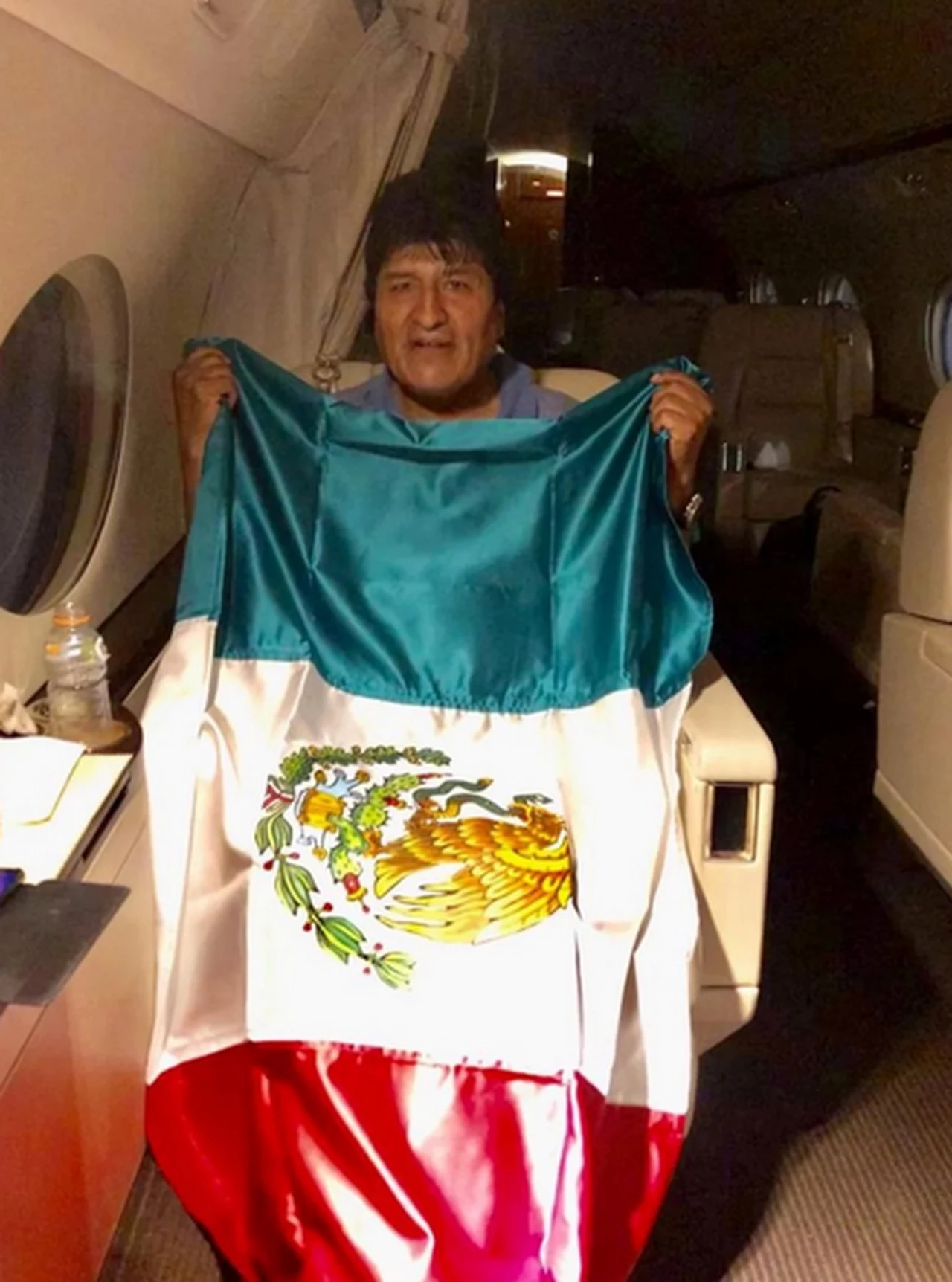 En medio de violentas protestas en Bolivia, Evo Morales vuela a México: "Volveré con más fuerza y energía"