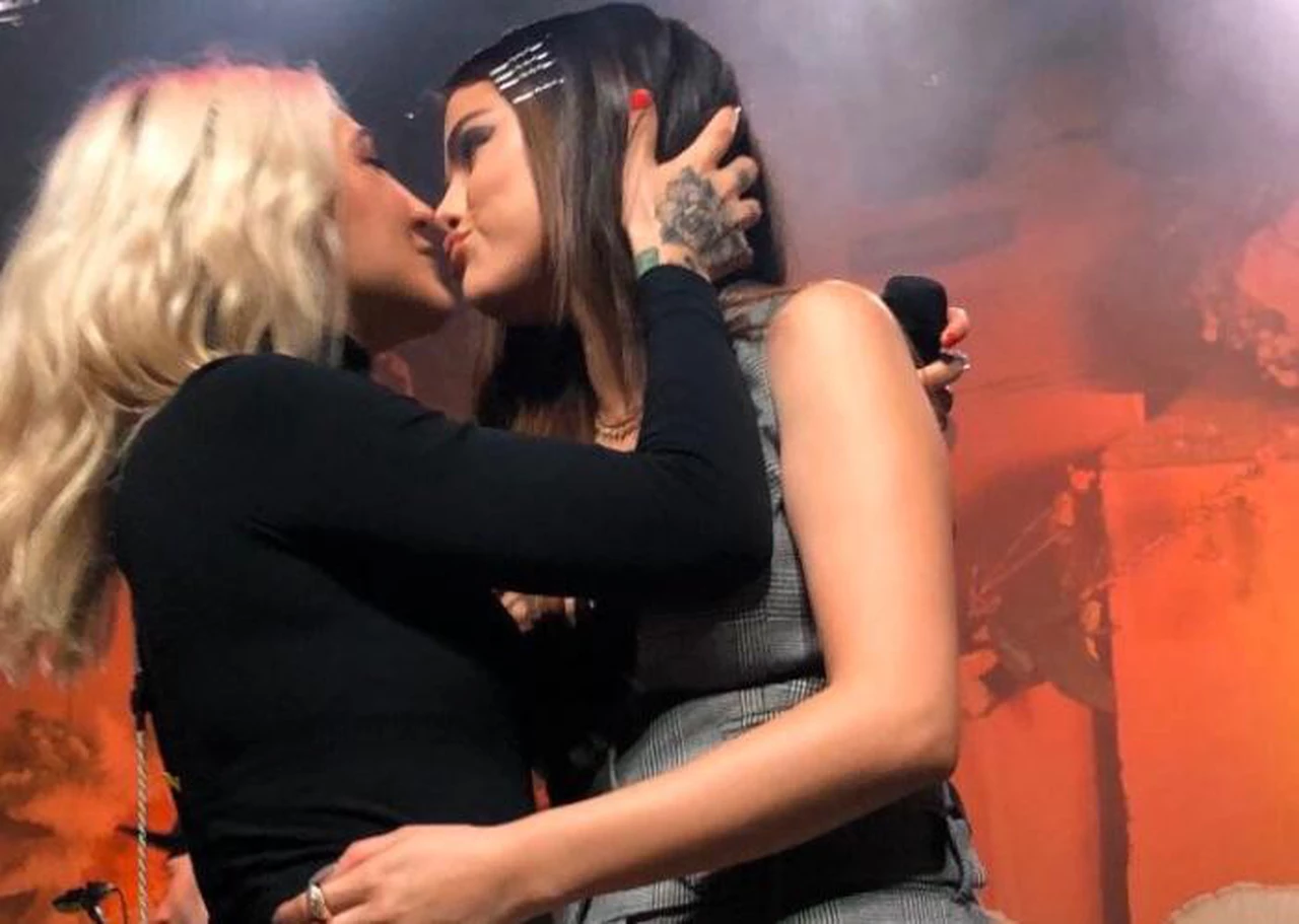 Selena Gómez se besó con una mujer en pleno show y revolucionó las redes