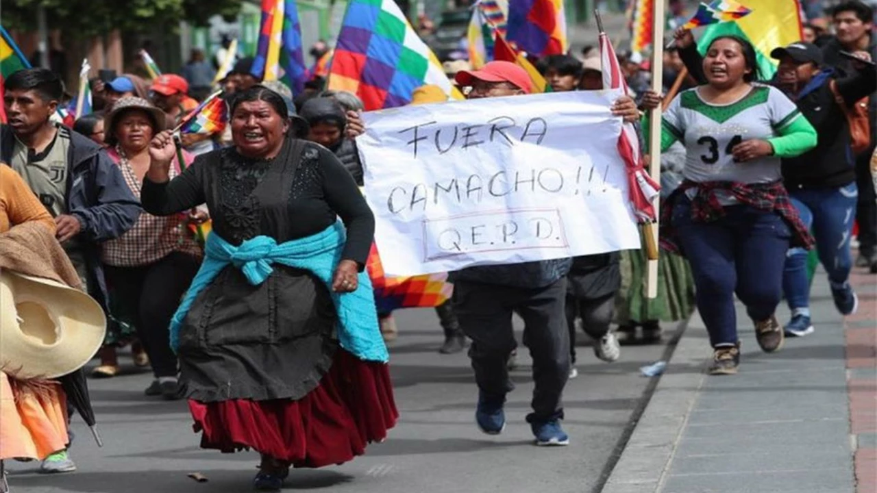 Caos en Bolivia: violencia en las calles mientras senadora de Evo Morales reclama la Presidencia