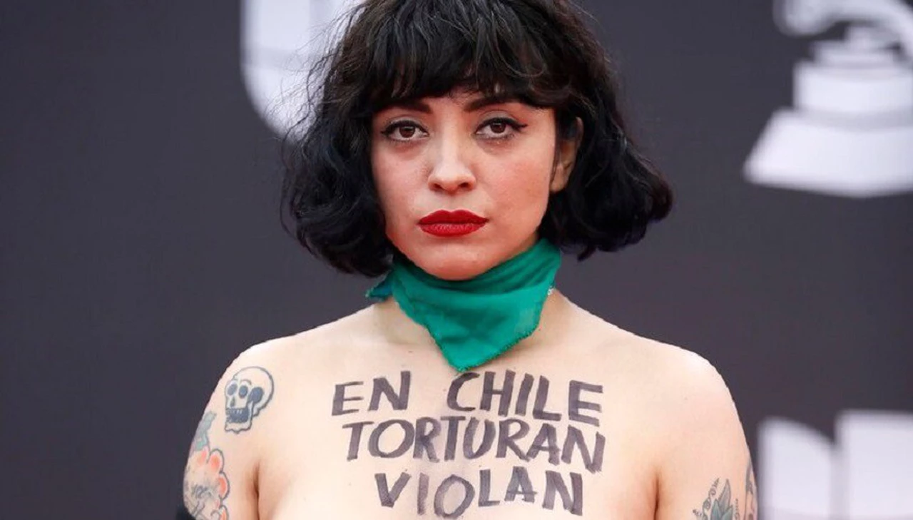 Por qué la cantante chilena Mon Laferte se desnudó en la alfombra roja de los Latin Grammy