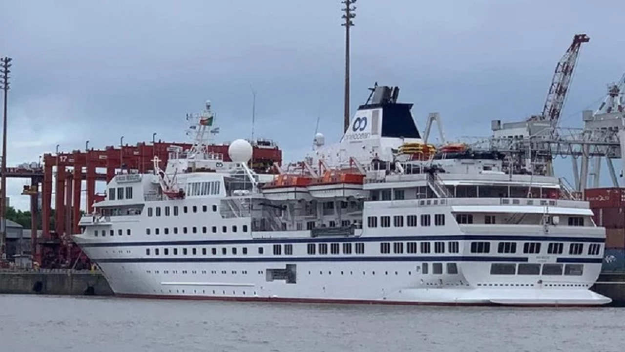 Un crucero de lujo que iba a la Antártida quedó parado en el puerto de Buenos Aires por una deuda millonaria