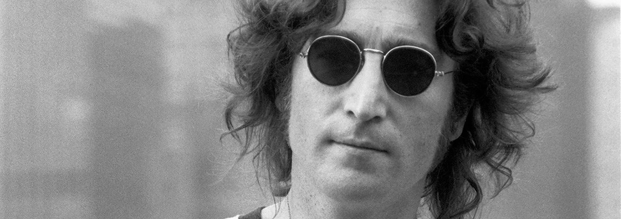Subastan los icónicos lentes de John Lennon