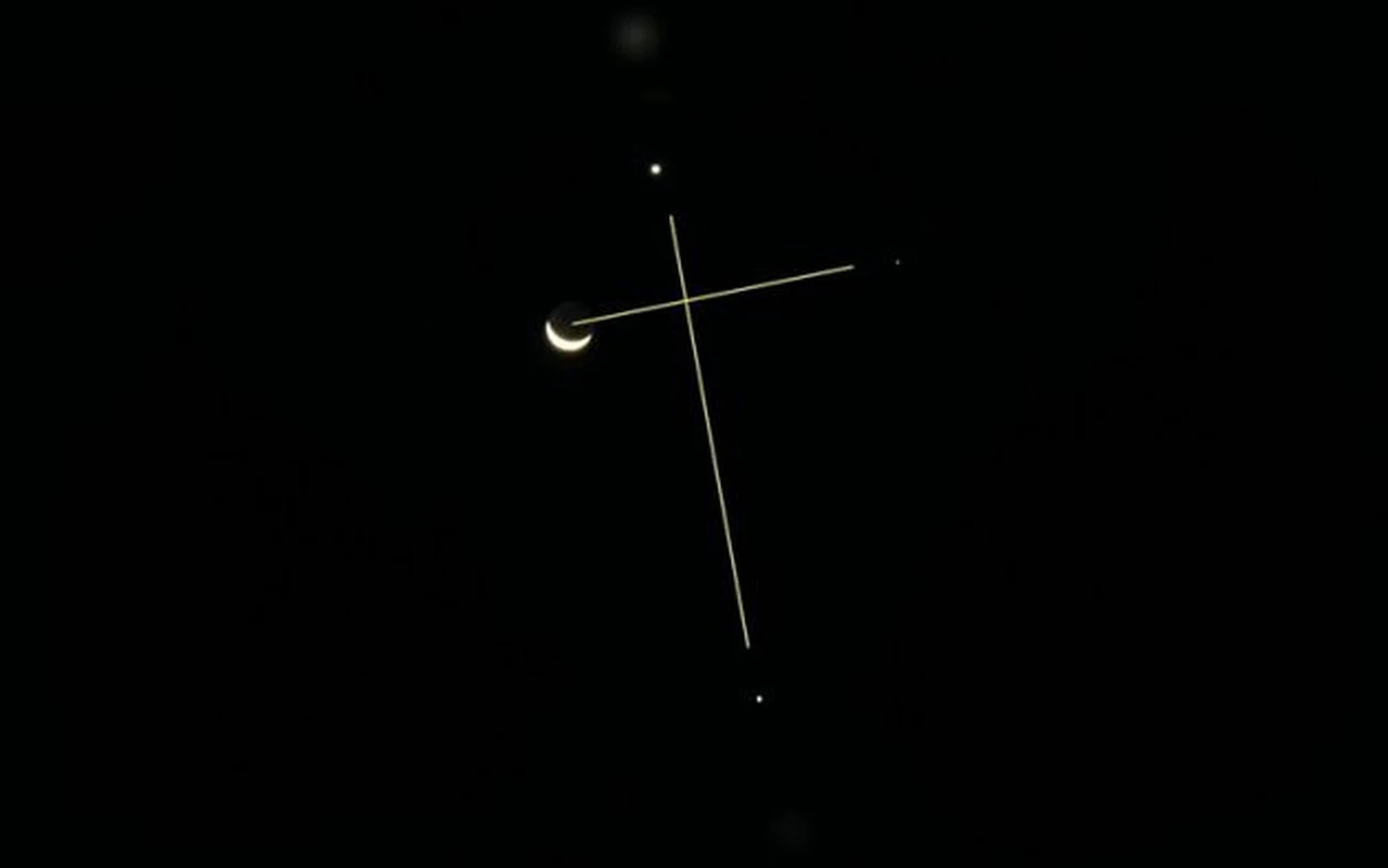 Noche de estrellas: hoy la Luna, Venus, Polis y Júpiter se ven como una cruz