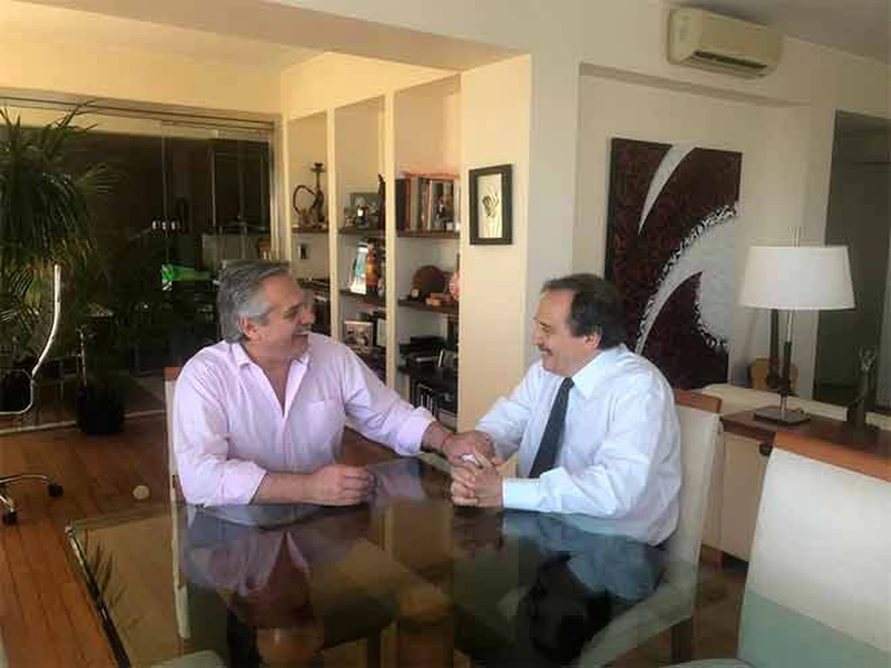En medio de rumores sobre el ofrecimiento de un cargo, Alberto se reunió con Ricardo Alfonsín
