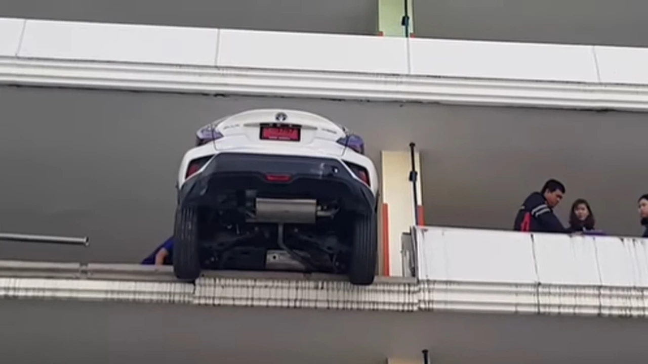 Video insólito: quiso estacionar de reversa y terminó colgando de un cuarto piso