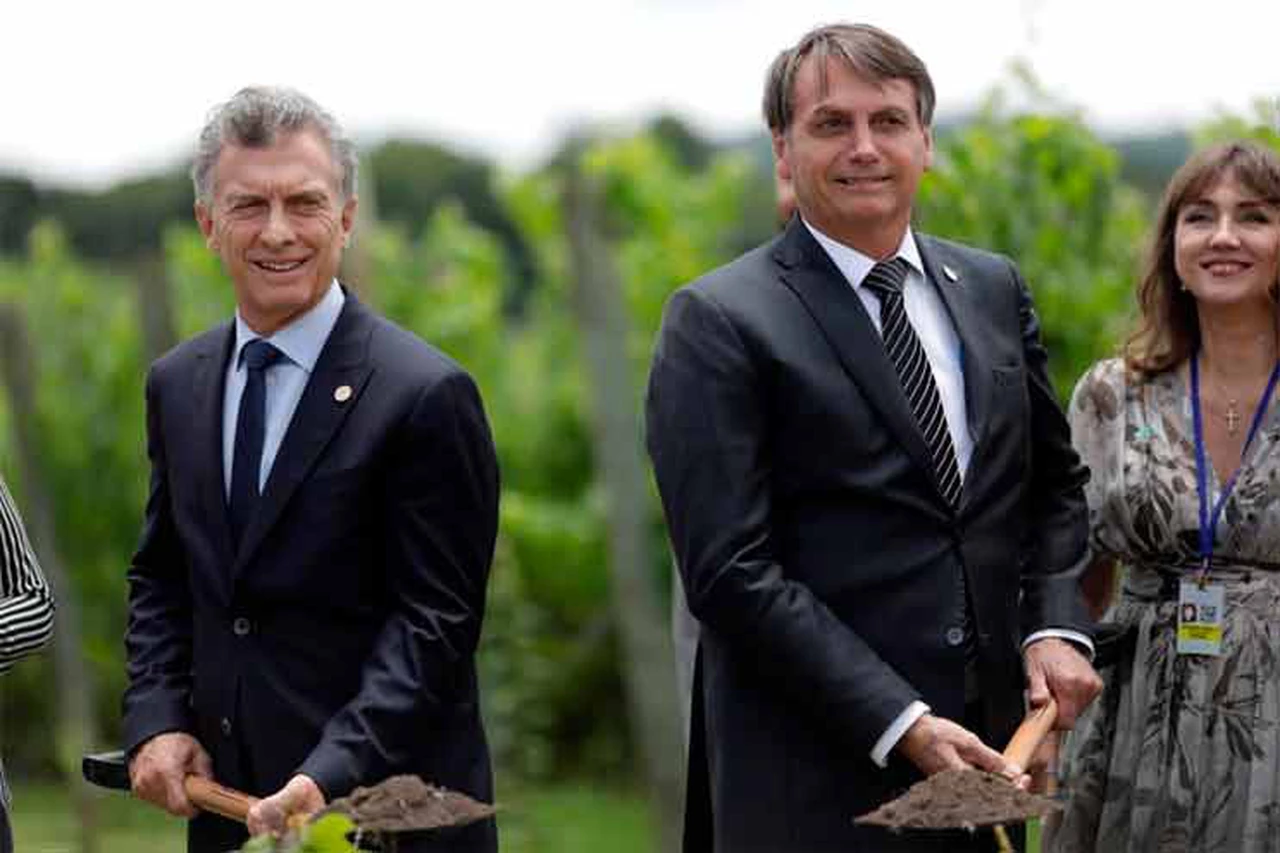 En su despedida de Bolsonaro, Macri confió en que Alberto continuará política "aperturista" del Mercosur