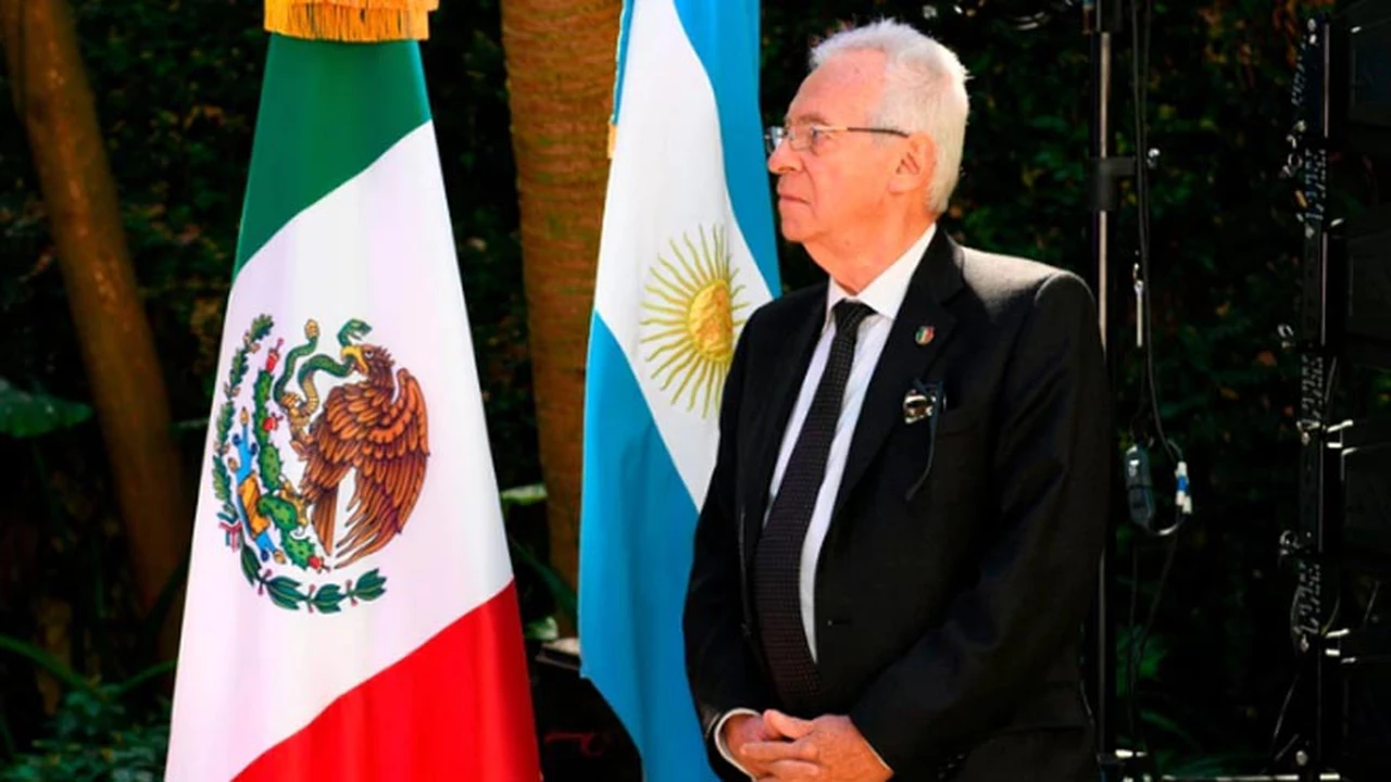 México ordena regresar a su embajador en Argentina tras ser filmado sustrayendo un libro