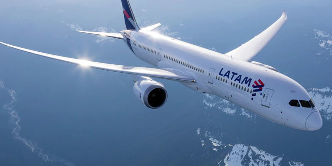 Terror y pánico entre los pasajeros de un vuelo de Latam: se incendió una turbina al despegar el avión