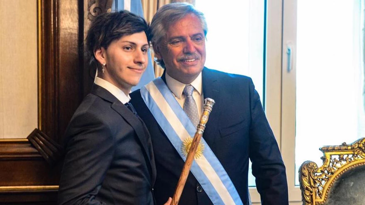Las fotos del hijo de Fernández con su novia en la Casa Rosada: "Demasiado tiempo vestidos formalmente"