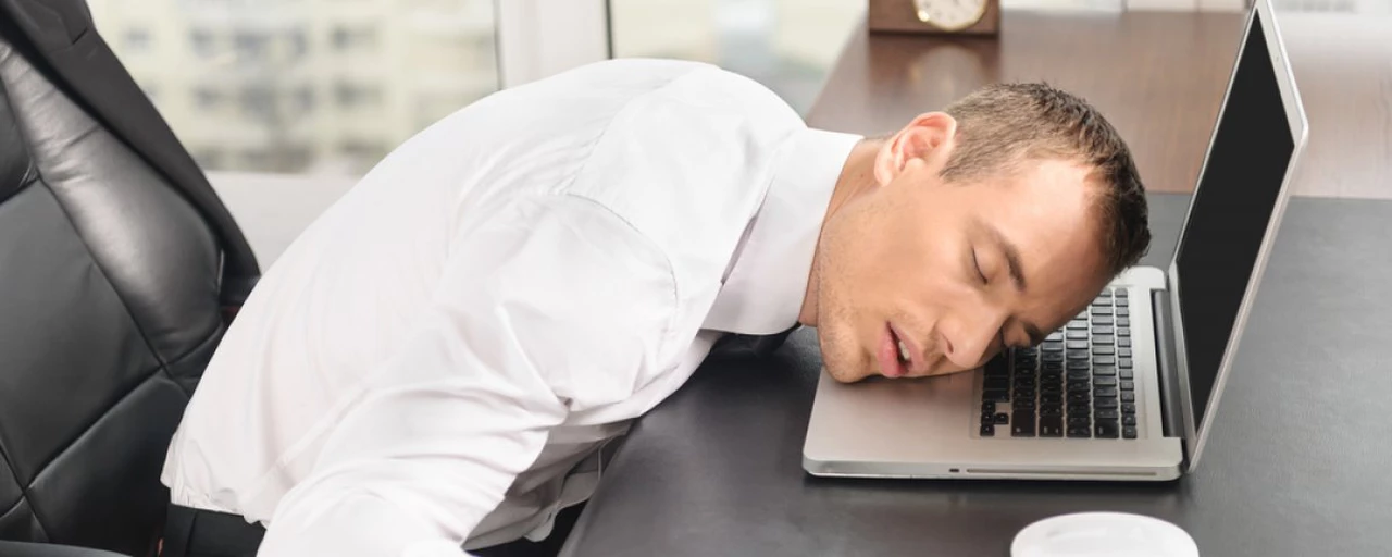 Según la ciencia, dormir mucho y tomar siestas largas aumentan el riesgo de sufrir un derrame cerebral