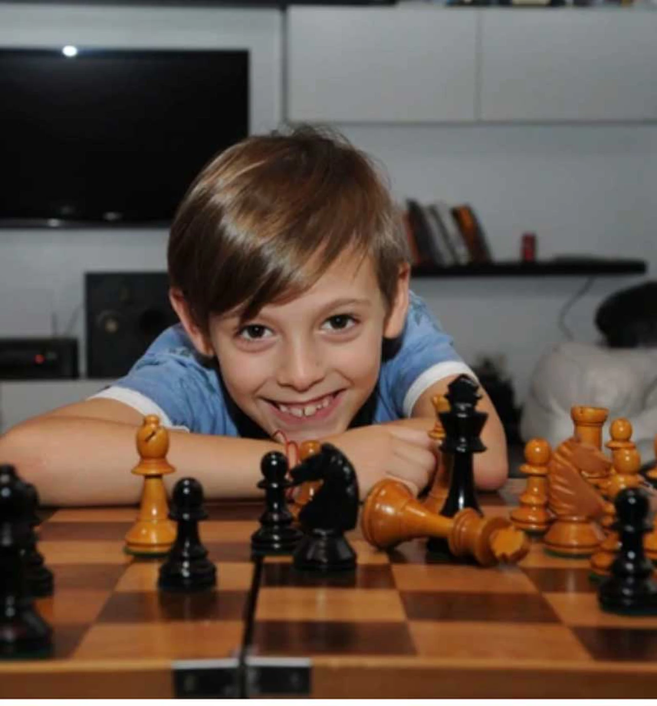 Tiene 8 años, es el mejor ajedrecista del mundo y es argentino