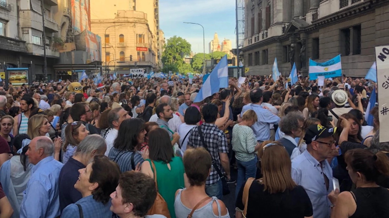 Protestas fuera del Congreso contra el paquete económico de Alberto Fernández