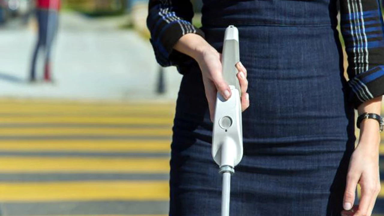 WeWalk lanza un bastón inteligente con sensores para asistir a personas ciegas