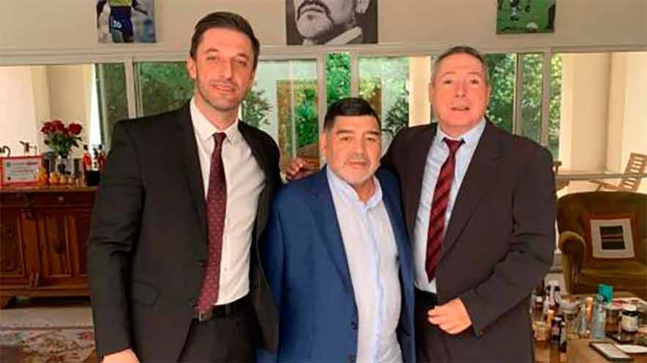 El particular look de Maradona para visitar a Alberto Fernández en Casa Rosada