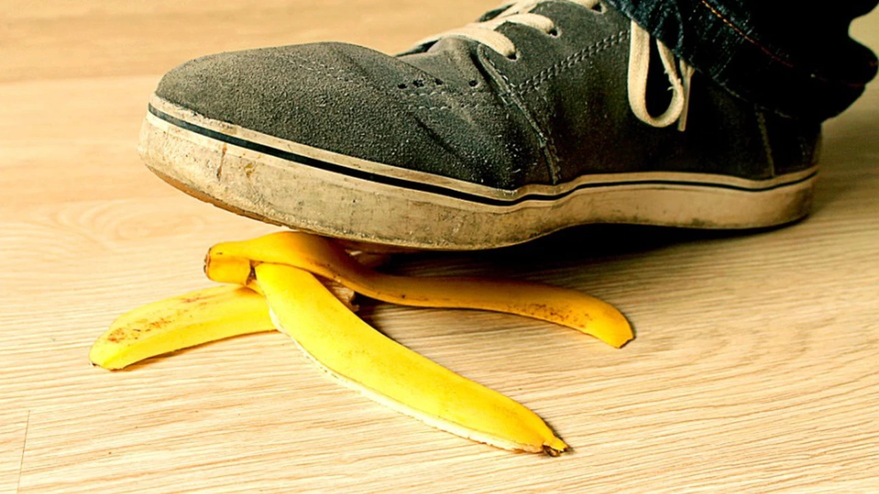 Se resbaló con una banana en el aula y el Estado deberá indemnizarlo: de cuánto es la compensación