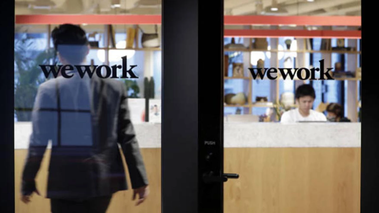 En medio de ola de despidos, WeWork prepara millonario "paracaídas dorado" para sus CEO