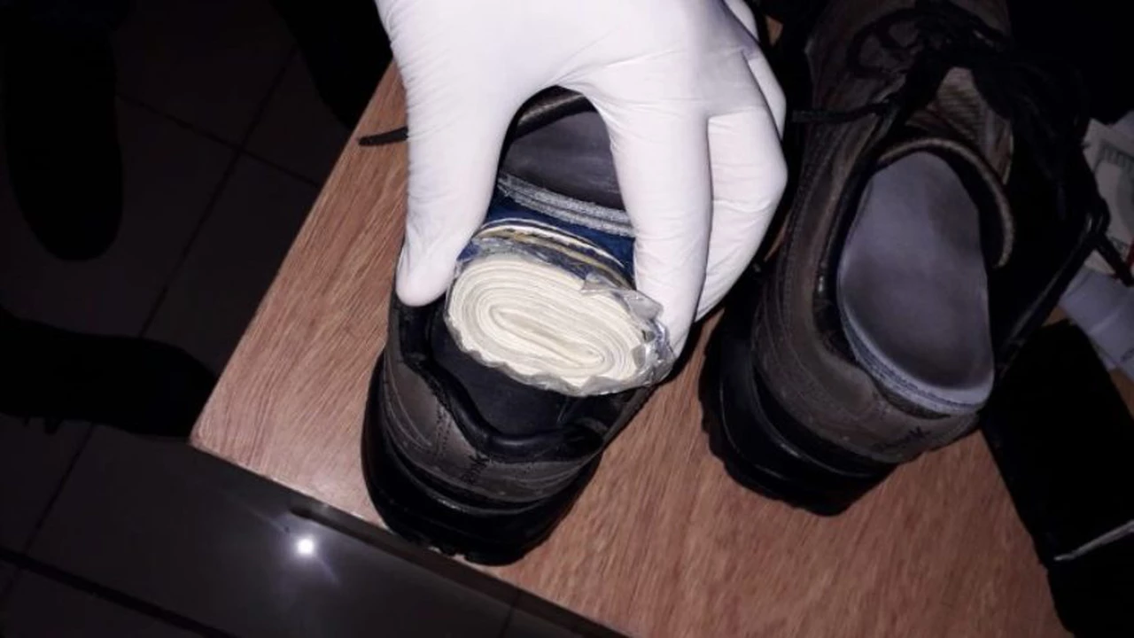 Insólito: fue detenido un argentino que quiso ingresar a Uruguay con u$s40 mil en sus zapatillas