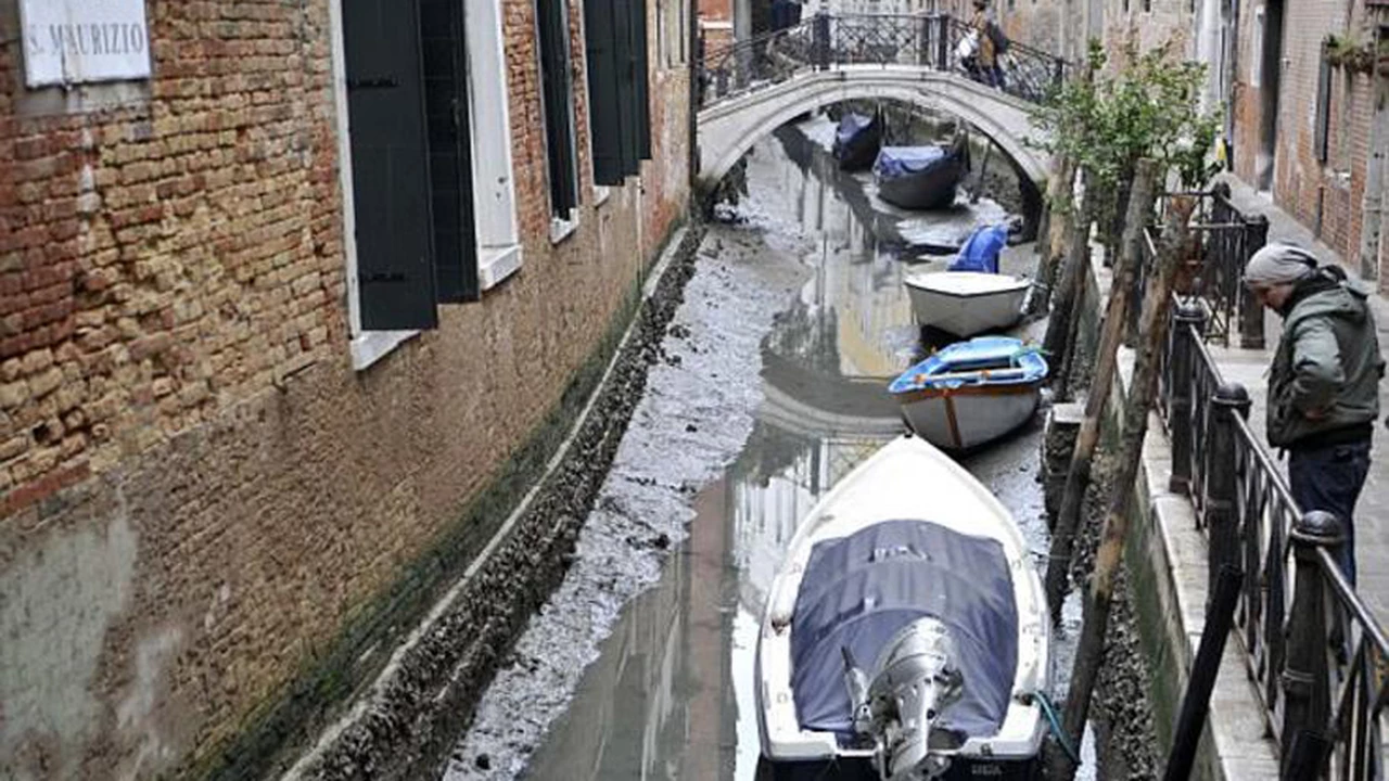 Las impactantes imágenes de Venecia sin agua en sus canales