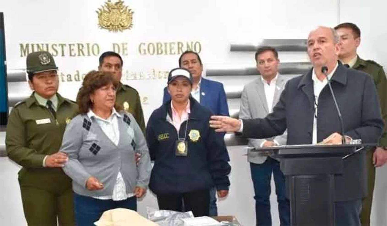 Una mujer fue detenida en Bolivia con u$s100.000 y dijo que traía el dinero a PDVSA de la Argentina