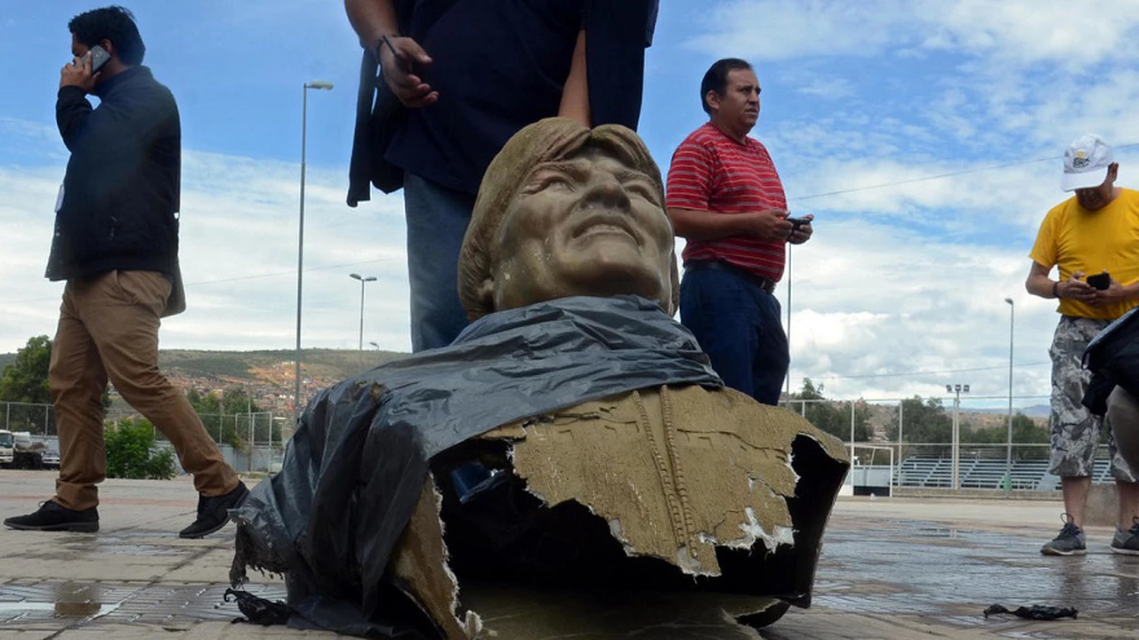 Video: el ministro de Deportes de Bolivia rompió a martillazos un busto de Evo Morales