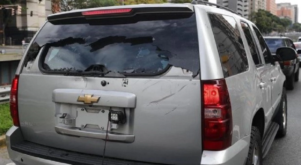 Venezuela: grupos paramilitares balearon el auto de Juan Guaidó donde viajaban diputados opositores