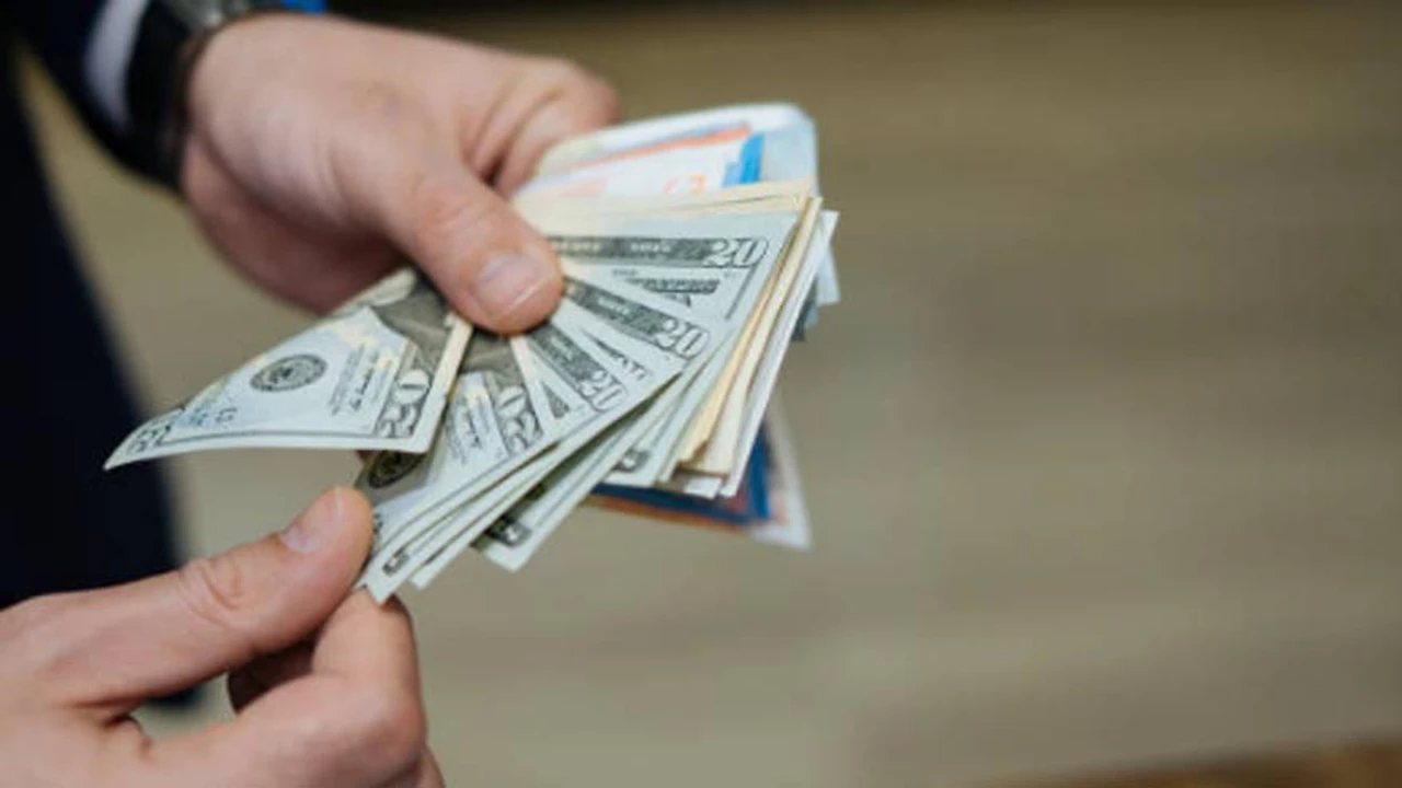 En el cierre de la semana, el dólar minorista cotizó en alza a $66,84 en agencias y bancos de la City