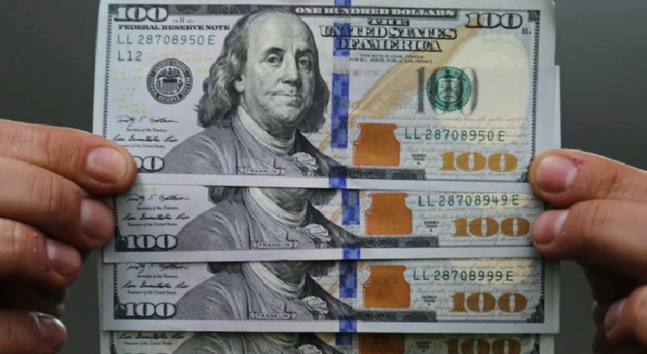 En la última rueda de la semana, subió el dólar oficial y el "turista" se colocó cerca de los $83