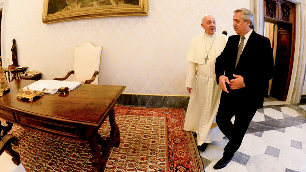 Elogios a Perón, abrazos y un mensaje de "paz" para los argentinos: así fue un encuentro de Alberto F. con el Papa