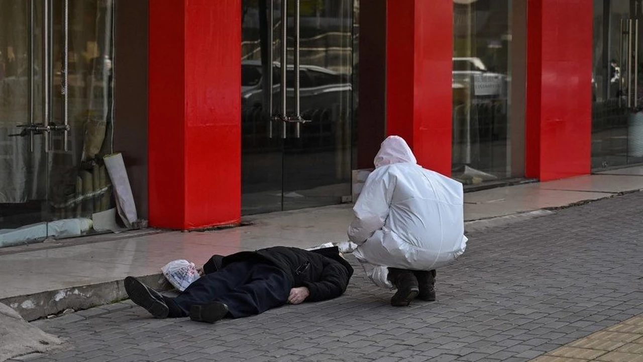 La terrible imagen del coronavirus en China: un hombre yace muerto en medio de la calle