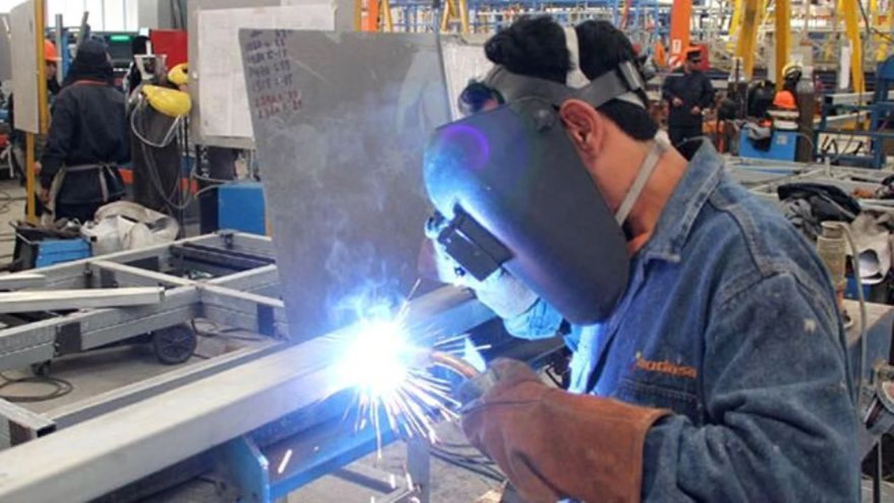 ¿Primer brote verde de Alberto?: la producción industrial tuvo un repunte del 4,8% en enero