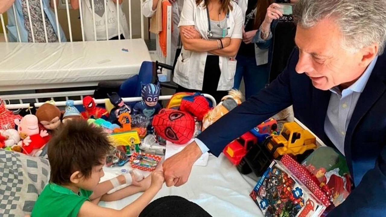 Macri visitó en el hospital a un niño con cáncer terminal que quería comer un pancho con él