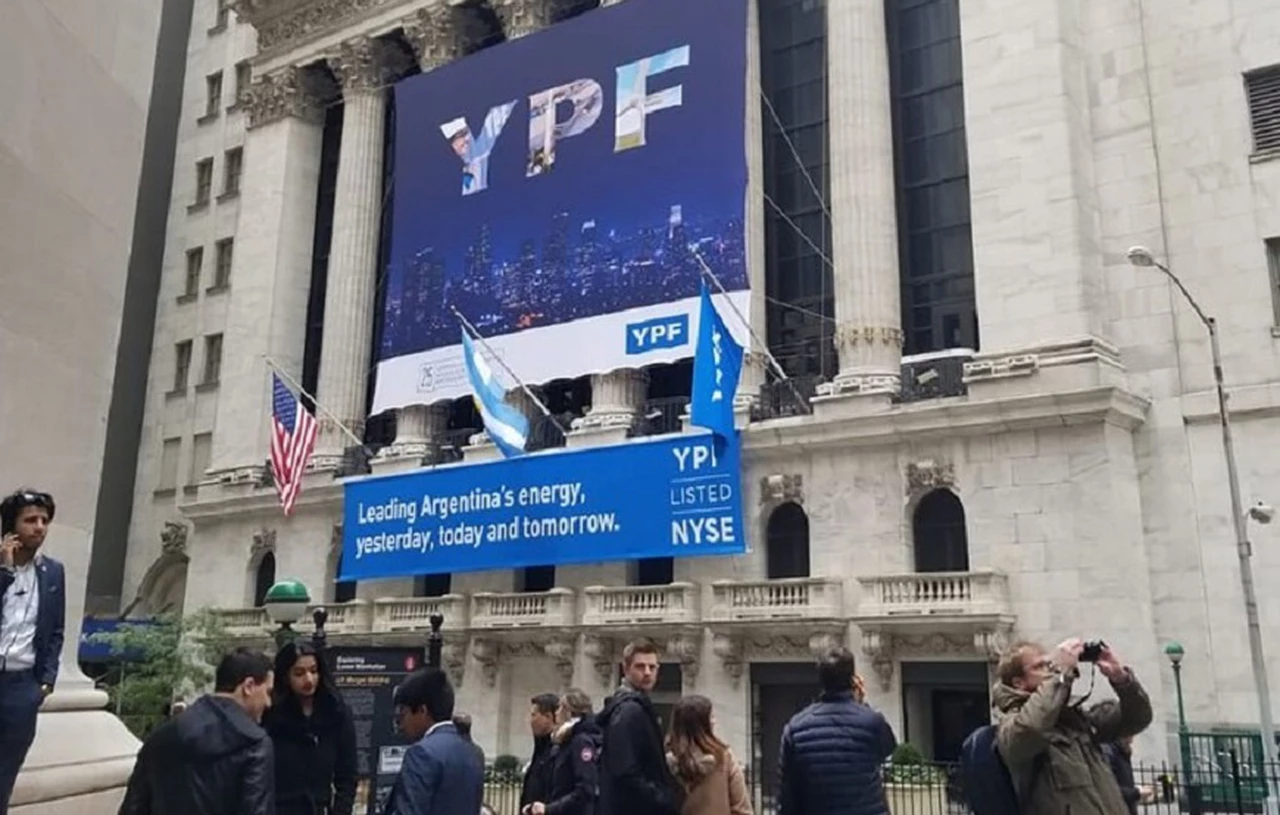 La acción de YPF llegó a su valor más bajo en la historia en Wall Street