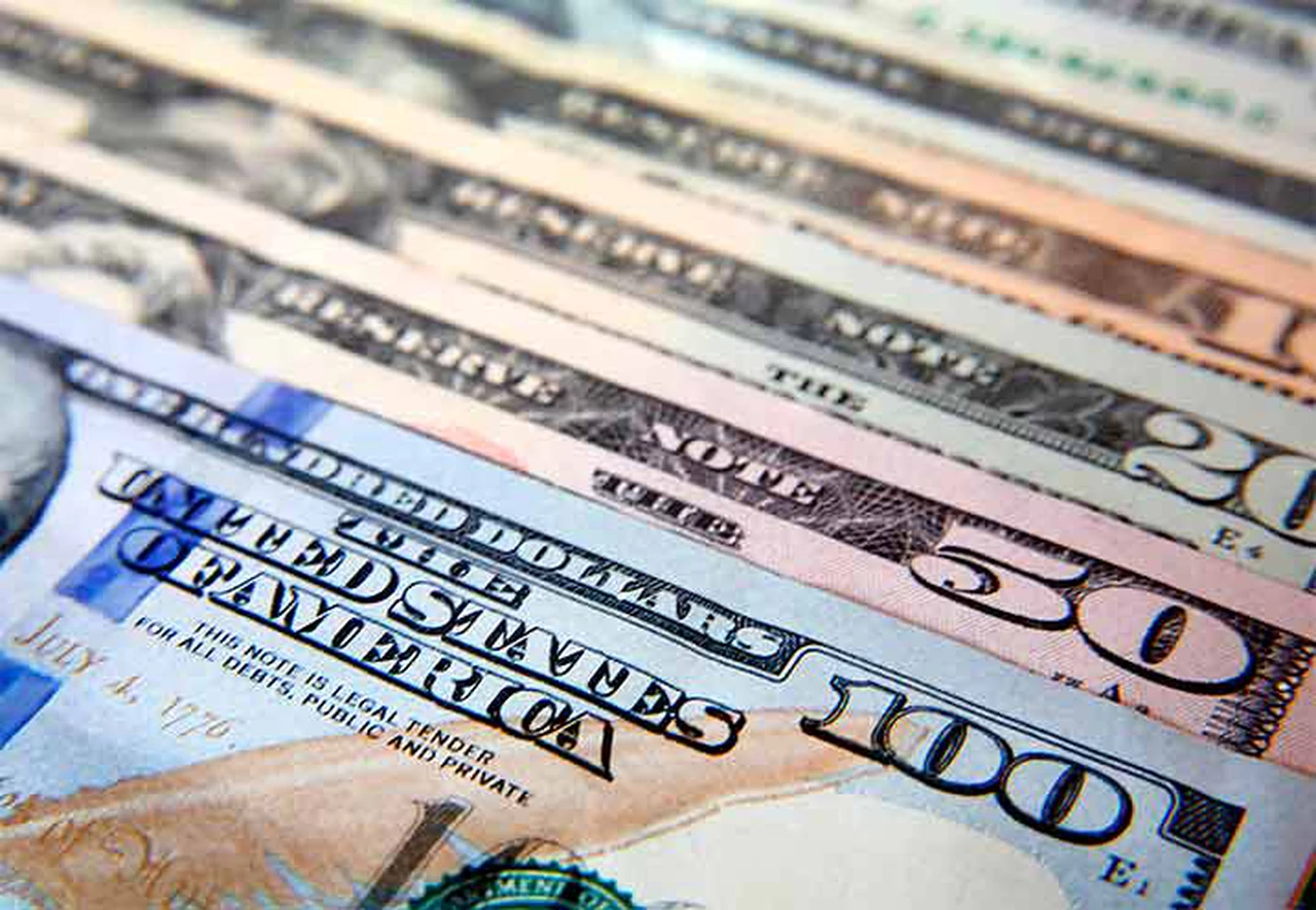 Jornada de pánico en los mercados: se disparó el dólar "contado con liqui" y se acercó a los $90