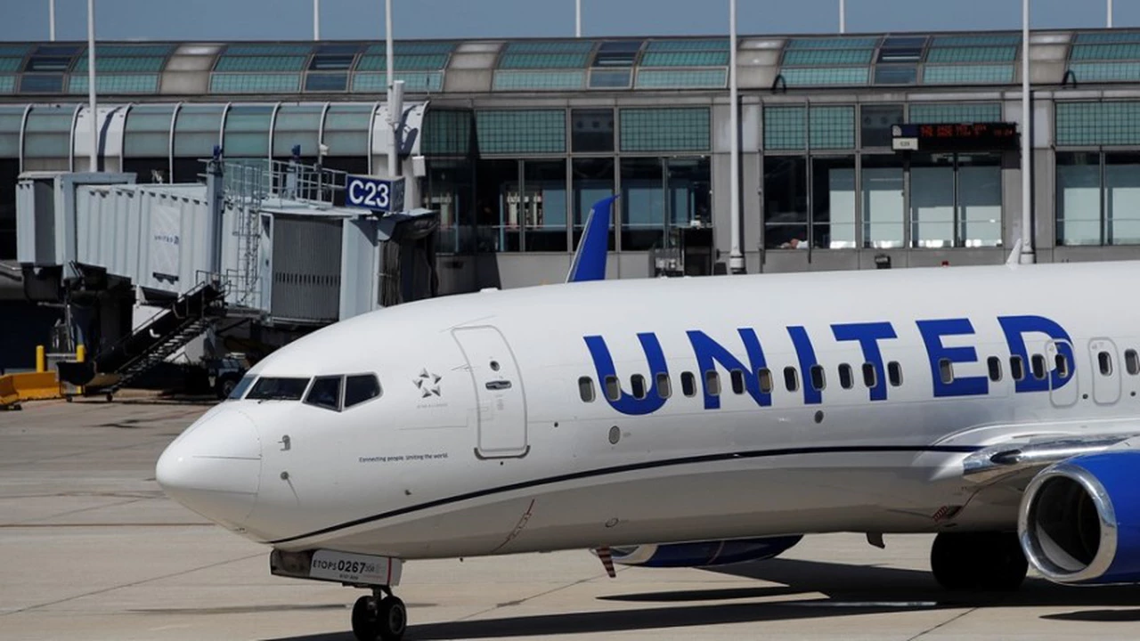 Un pasajero con síntomas de Covid-19 murió en pleno vuelo de United Airlines