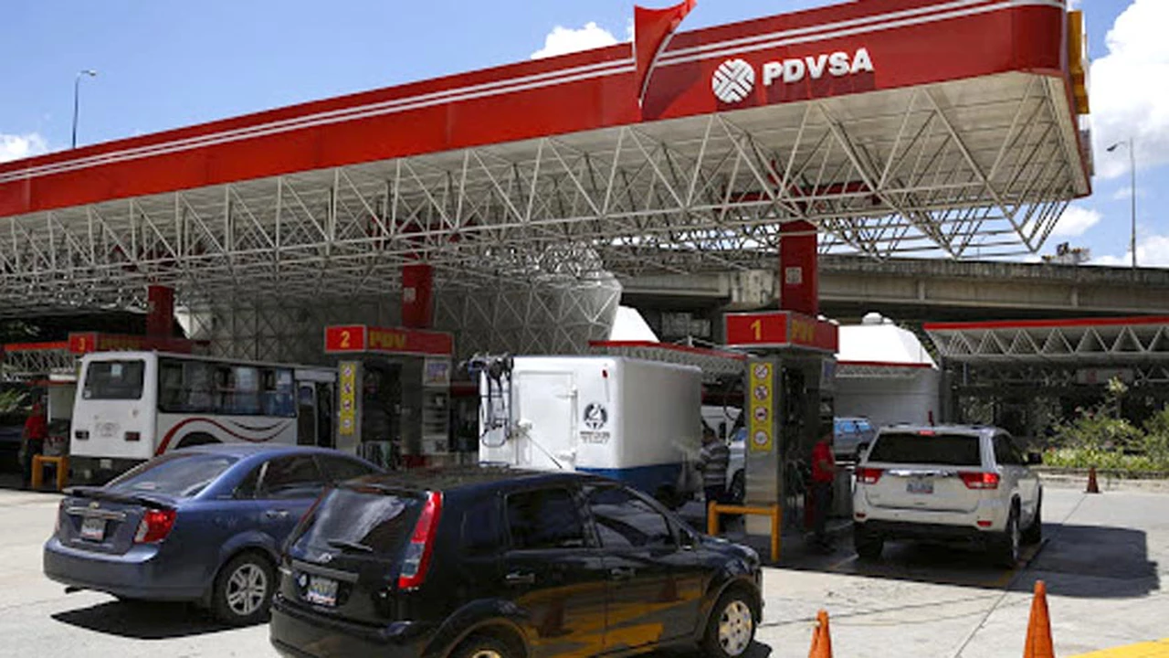 Venezuela ordena a estaciones de servicio cobrar combustible en dólares