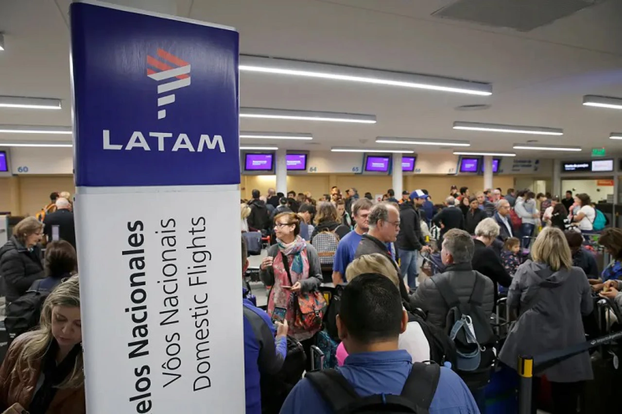 Gremio aeronáutico denunció a LATAM por aplicar suspensiones y rebaja del 50% en los salarios