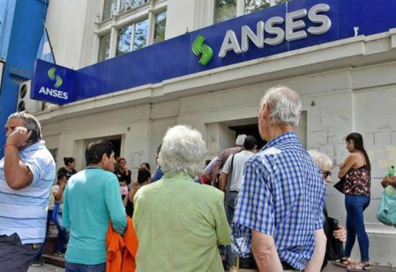 Los bancos abrirán este viernes para que puedan cobrar los jubilados que no tienen tarjeta de débito
