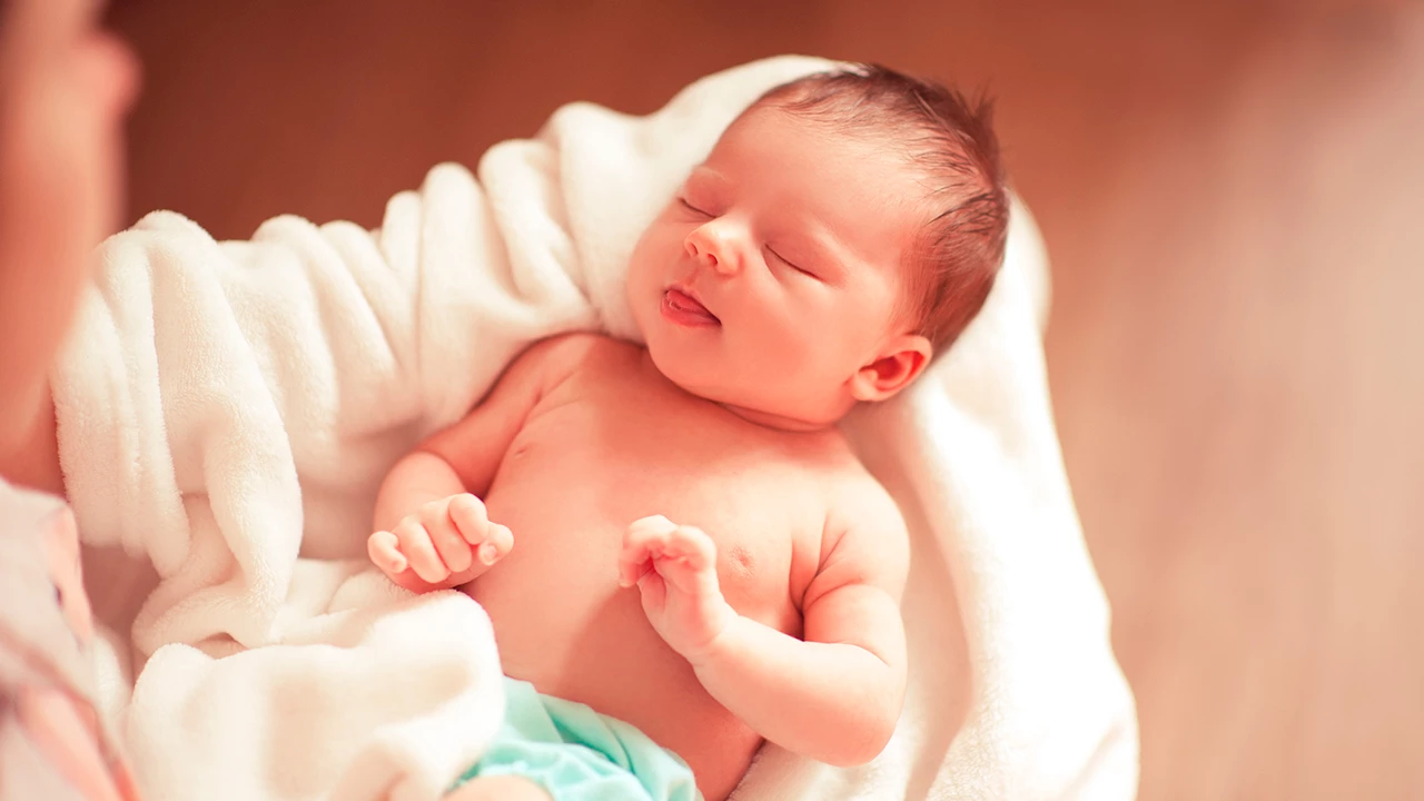 Mujer con coronavirus da a luz a un bebé sano