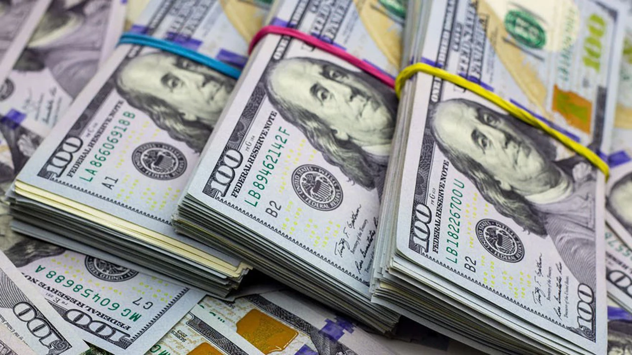 El dólar mayorista cotiza en alza, mientras que el blue llega a los $107 en las cuevas del microcentro