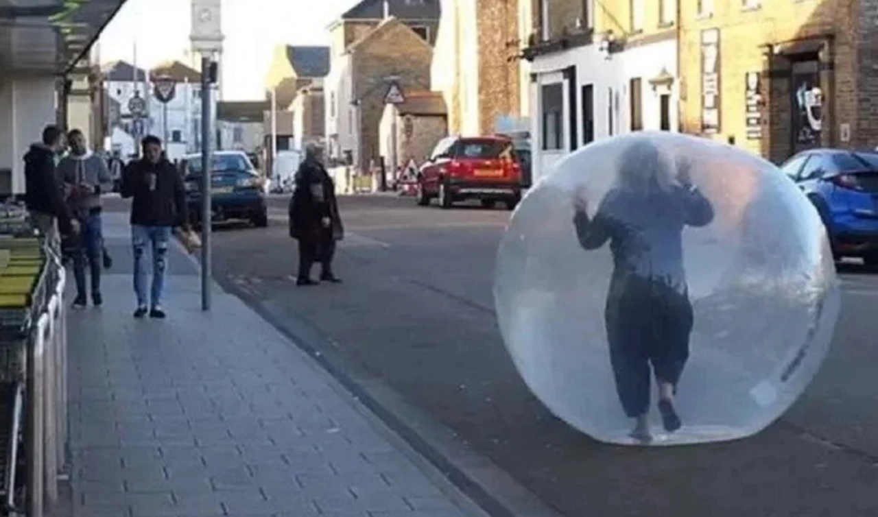Video: una mujer salió a hacer las compras adentro de una pelota inflable