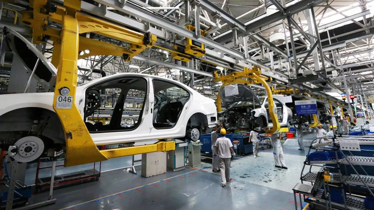 Automotrices cumplen con el pedido del Gobierno y aumentan la fabricación para poder importar