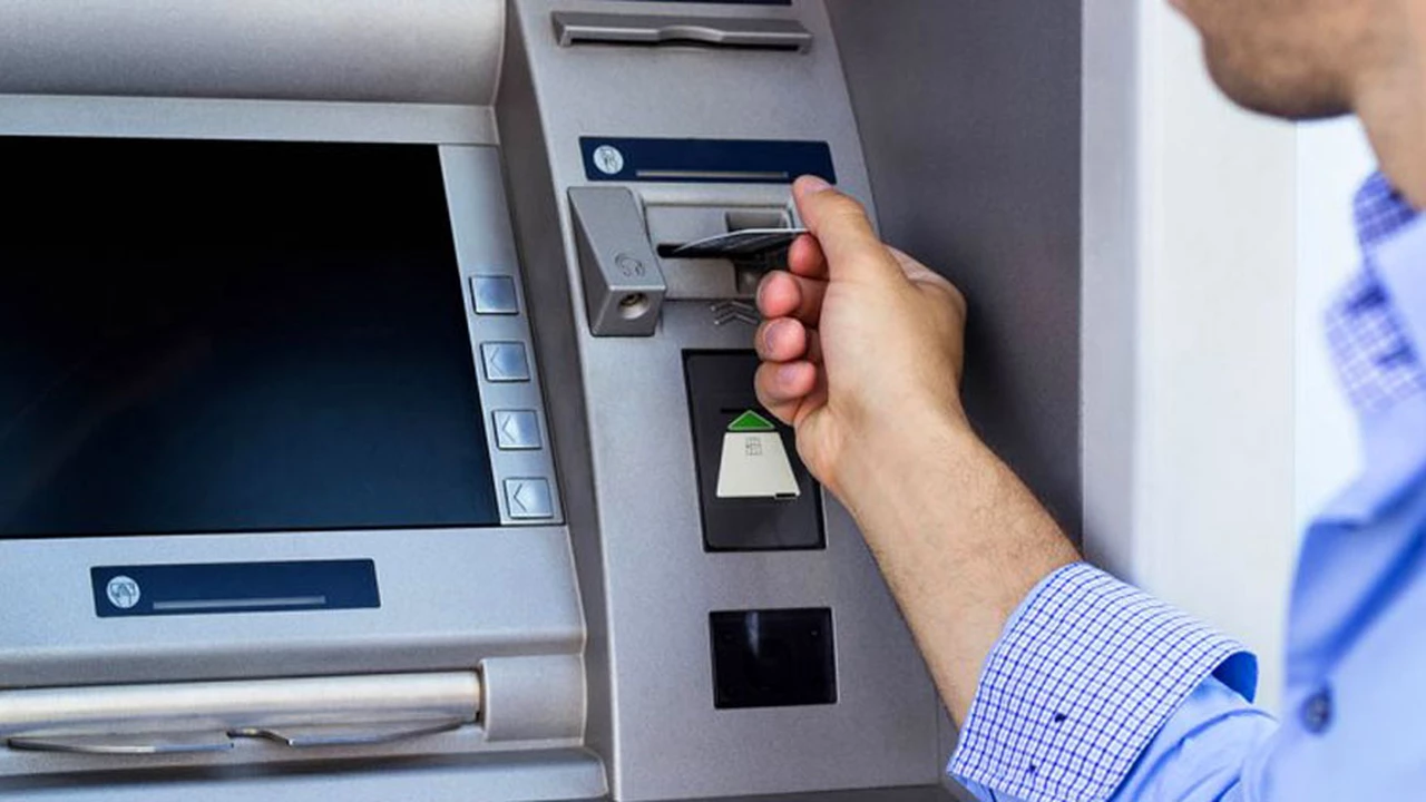 ¿Cómo extraer efectivo de un cajero automático sin tarjeta de débito?