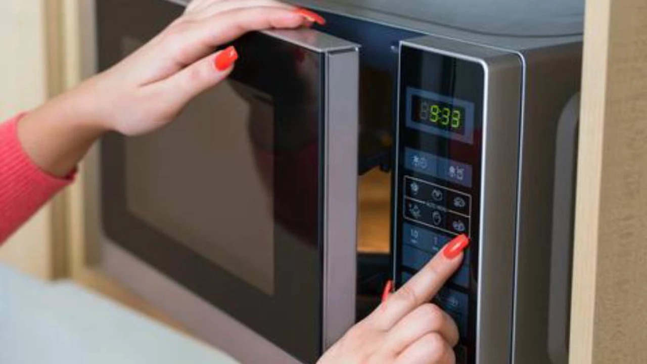 ¿Es seguro cocinar en el microondas?: mitos y verdades sobre este electrodoméstico