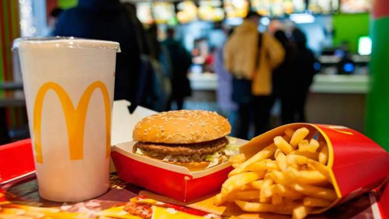 El Gobierno puso un freno a McDonald's y otras cadenas de comida: deberán pagar sueldo completo a sus trabajadores