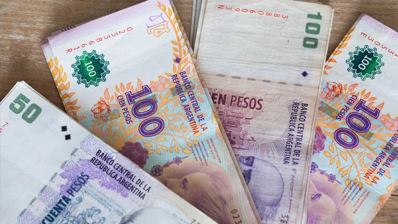 Por la mega emisión de pesos que se volcaron a la calle el dólar oficial debería valer $130