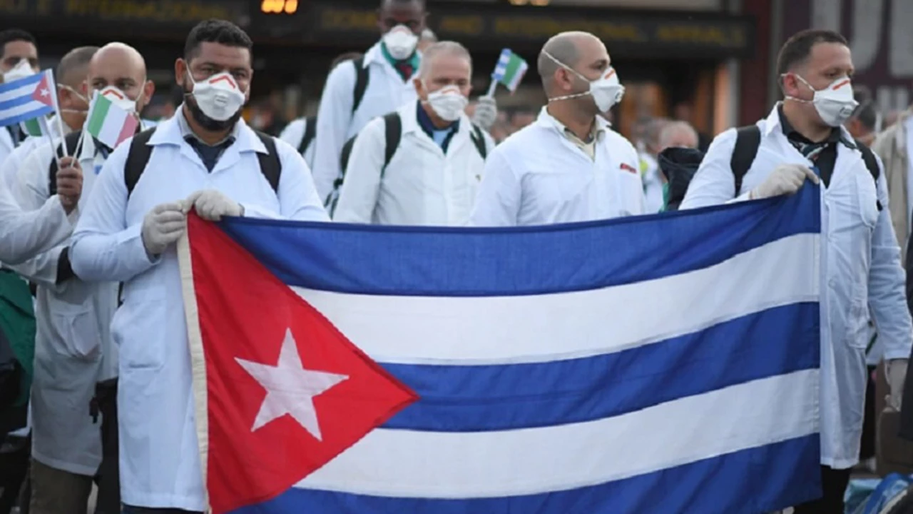 Cuánto van a cobrar los médicos cubanos que llegarán para luchar contra la pandemia
