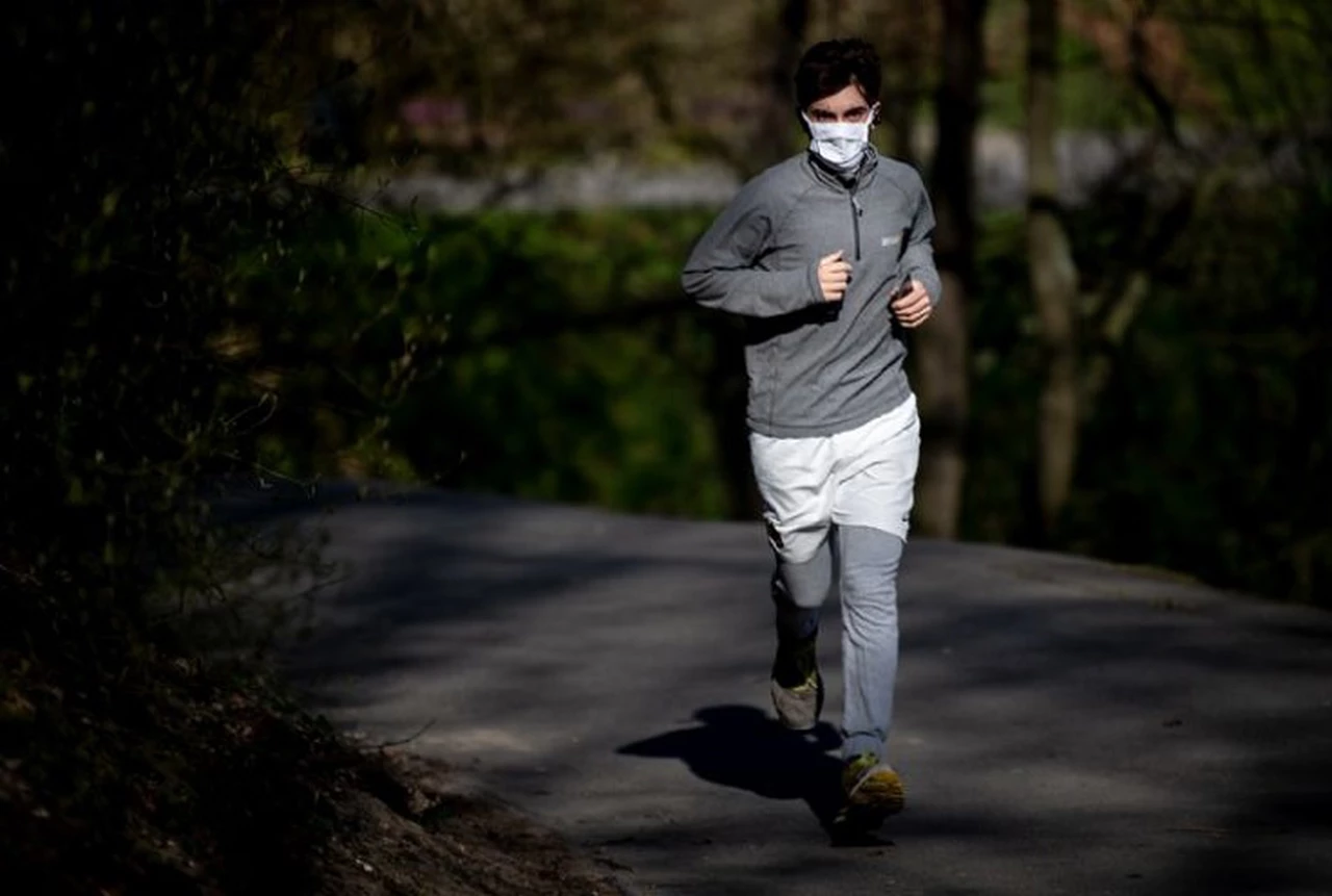 El uso de tapaboca para correr: ¿es contraproducente para la salud?