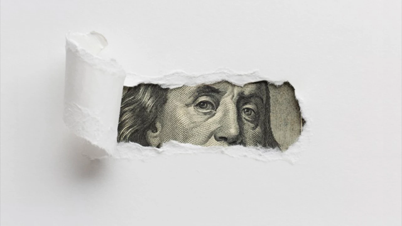 Primer efecto de las medidas: el dólar bajó, pero ayudado por un "día de furia" en los bancos