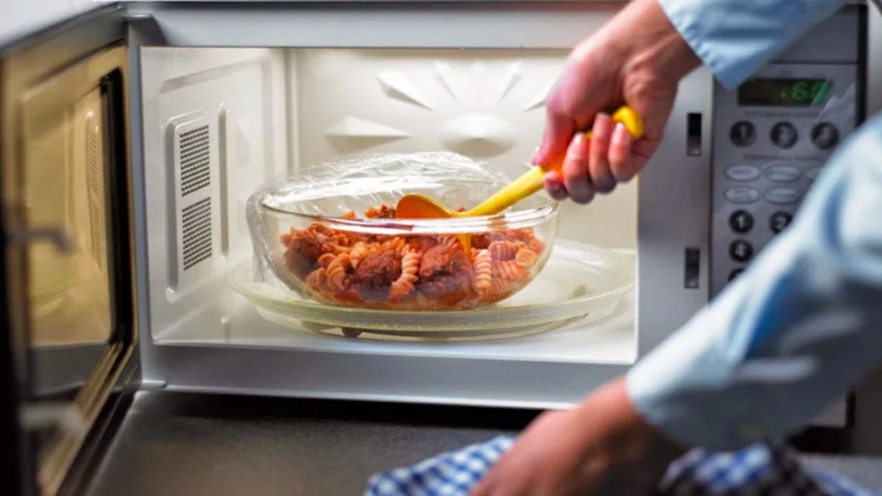 ¿Muere el coronavirus en la comida si la caliento en el microondas?